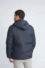 Campera puffer azul marino para hombre, con capucha desmontable, cierre frontal completo, bolsillos con cierre y logo de goma en el pecho.