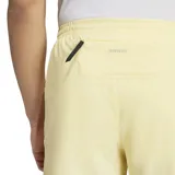 Shorts deportivos de running color amarillo claro, con cintura elástica y cordón de ajuste interno.