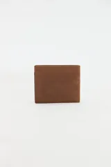Billetera combinada de cuero en tonos marrón y tostado, con detalle de costuras cruzadas y bajo relieve de la marca. Cuenta con interior con reparticiones y forro de algodón.