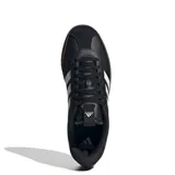 Championes urbanos Adidas modelo VL Court 3.0, color negro con las icónicas tres tiras laterales en blanco y suela de caucho vulcanizado en tono marrón oscuro. Presentan una parte superior de cuero revestido con textura granulada y cierre mediante cordones.