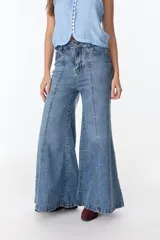 Pantalón de jean celeste con corte acampanado, tiro alto y costuras verticales al frente.