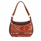 Bandolera David Jones de diseño tribal en tonos rojos, naranjas y grises, con detalles en cuero sintético marrón, tachas metálicas en la parte superior y cierre con cremallera.