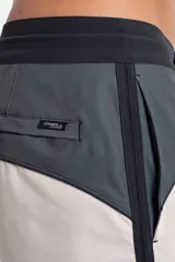 Boardshort O'Neill modelo Cruzer en color beige con detalles en gris oscuro y negro. Cuenta con cintura ajustable mediante cordón y bolsillo lateral.