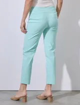 Pantalón color beige de gabardina elastizada, marca Zac & Rachel. Corte recto, pretina ancha pespunteada y largo al tobillo.