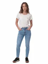 Jeans de corte ajustado en denim color azul medio, con diseño clásico de cinco bolsillos, cierre de cremallera y costuras reforzadas.