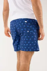 Short de baño azul con estampado de flamencos.