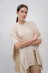 Ruana color crudo de tejido de punto con textura, hecha de 100% baby alpaca.