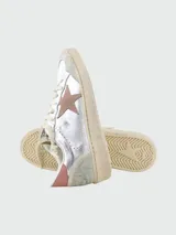 Championes Golden Goose modelo Ball Star, color plateado con estrella rosa, confeccionados en cuero con cordones y detalles en gamuza.