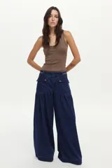 Musculosa de tejido rib color crudo, con lurex incorporado y escote redondo, de calce ajustado al cuerpo.
