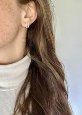 Aros tipo argolla pequeños de plata 925 con esmalte rosa y blanco.