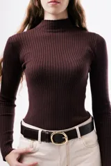 Polera de punto acanalado en color marrón chocolate, con cuello alto y mangas largas ajustadas.
