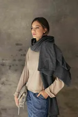 Pashmina rectangular de tejido suave y liviano, color gris oscuro, con logo bordado en una de sus esquinas.