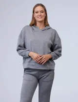 Buzo negro de modal con capucha y bolsillos delanteros.