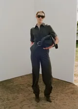 Mono largo verde militar de mezcla de lino y lyocell, con diseño recto, cuello camisero, manga corta y bolsillos laterales. Incluye cierre frontal con botones y cinturón ancho con hebilla metálica.