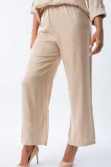 Pantalón palazo color beige con estampado animal print. Con cintura elastizada y lazo ajustable.