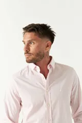 Camisa de manga larga para hombre, color azul claro con microestampado de cuadros. Presenta un corte slim y cuello abotonado.