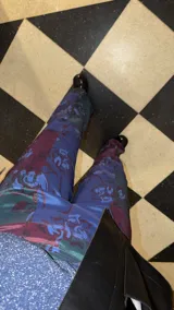 Pantalón de tafeta elastizada con estampado floral en tonos azules, bordó y verde.