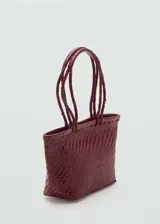 Bolso tipo shopper de piel bovina color bordó, con diseño trenzado artesanal y doble asa corta de hombro.