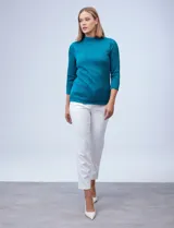 Blusa blanca texturada de poliéster y elastano, con cuello alto y mangas 3/4.