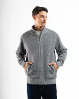 Campera de punto con cierre frontal, cuello alto y forro interno. Presenta un diseño de tejido jaspeado con puños y ruedo acanalados, e incluye un pequeño aplique de marca en la parte inferior.