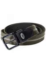 Cinturón de lona verde militar con puntera y presilla de cuero marrón oscuro, hebilla metálica rectangular envejecida y detalle de aplique metálico con logo.