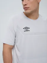 Remera deportiva Umbro modelo Axis, de manga corta, color gris claro con textura perforada transpirable y logo negro de la marca en el pecho.