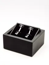 Par de gemelos plateados con centro circular negro.