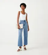 Blusa musculosa color gris claro, con escote en U y breteles anchos. Confeccionada en poliamida y poliéster.