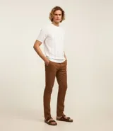 Pantalón de sarga para hombre, de corte recto y ajuste clásico. Cuenta con cintura fija con trabillas, cierre frontal con cremallera y botón, y bolsillos laterales y traseros.