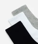 Kit de tres pares de medias deportivas blancas de caña media, con suela de toalla y tejido texturizado.