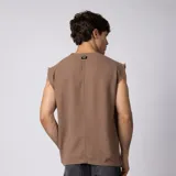 Musculosa oversize tejida en lino, color beige, sin mangas, con terminaciones deshilachadas y costura central en la espalda.