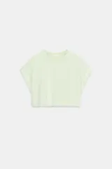 Camiseta cropped color verde menta, con cuello redondo y mangas cortas amplias con dobladillo.
