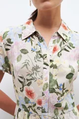 Maxi vestido camisero con estampado floral multicolor, de corte recto y manga corta.