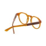 Lentes de receta con armazón de acetato en color miel, con diseño de frente redondeado y puente estilo cerradura.