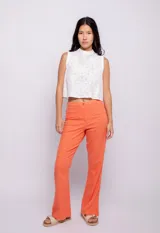 Pantalón oxford color naranja de lino y viscosa con bolsillos falsos, botón y cierre de plástico.