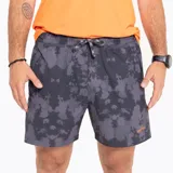 Short deportivo de trail running con estampado camuflado en tonos grises, cintura elástica con cordón ajustable, bolsillos laterales y bolsillo trasero con cierre.