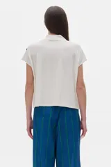 Blusa color crudo en rib de manga corta y cuello subido.