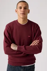Sweater de punto color bordó, con cuello redondo, manga larga y puños y dobladillo acanalados. Incluye una pequeña etiqueta roja con el logo de Levi's en el pecho.
