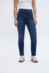 Jean de tiro medio color azul oscuro, de calce ajustado desde la cintura hasta los tobillos.