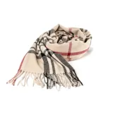 Pashmina de tejido suave con estampado de cuadros escoceses en tonos beige, negro y rojo, con terminaciones de flecos en los extremos.