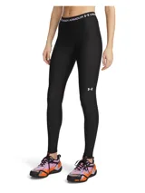 Calza deportiva Under Armour de tiro medio, confeccionada en tejido HeatGear ligero y transpirable. Presenta cintura elástica con logo de la marca y logo reflectante en la pierna.