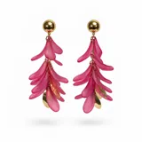 Aros colgantes de resina fucsia en forma de pétalos alargados, con base semiesférica dorada y detalles metálicos dorados.