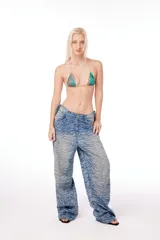 Pantalón jean oversized de tiro bajo, color azul lavado, con estampado de tigresa grabado con láser.