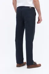 Pantalón de corte regular con diseño de cinco bolsillos, confeccionado en tejido de algodón con elastano. Presenta cierre frontal con botón y cremallera, y cuenta con logo bordado sutil en uno de los bolsillos.