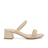 Sandalias de taco ancho de 6 cm, color dorado con acabado brillante. Cuentan con una tira frontal ancha cubierta de strass, una tira en el empeine y una tira trasera ajustable.
