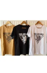 Remera de manga corta con estampado de un águila dentro de un triángulo y texto "Rock and Roll Wild and Free".