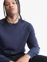 Sweater azul marino de algodón con cuello redondo y logo CK bordado en el pecho.