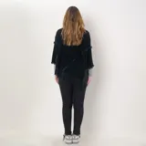 Poncho de acrílico color azul con flecos en el ruedo.