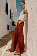 Pantalón de tiro alto color bordó, de pernera ancha y corte fluido, con cintura elástica.