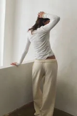 Pantalón deportivo de corte relajado, confeccionado en felpa funcional de algodón con tecnología DryMove para absorción de sudor. Presenta cintura elástica con cordón ajustable oculto y bolsillos en las costuras laterales.